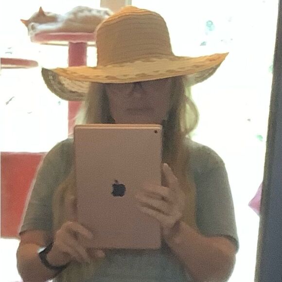 Straw WideBrim Hat 🌺🌷❤️ - Picture 3 of 5